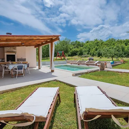 Casa de Férias Awesome In With Outdoor Swimming Pool